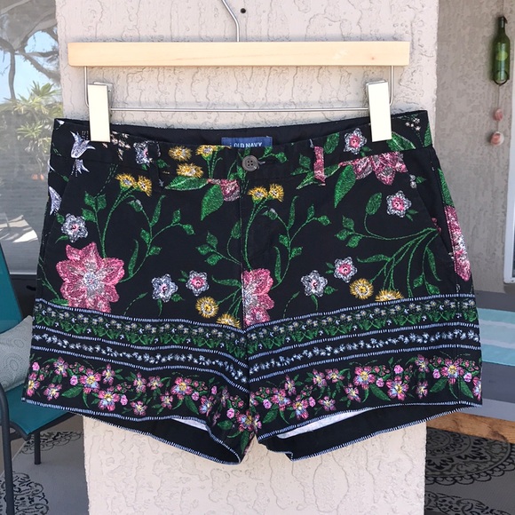 Old Navy Pants - Old Navy Everyday floral shorts. Size 6.